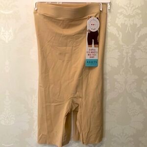 NWT Assets Spanx Shaping High waisted Mid Thigh Short